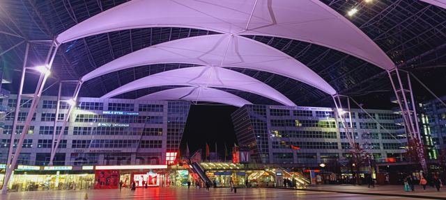 O teto iluminado do aeroporto de Munique