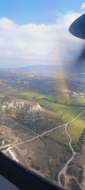 Chegando a Kos: colinas verdes vistas do alto