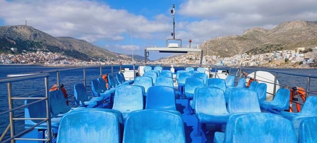 A bordo do ferry: cadeiras azuis e mar azul