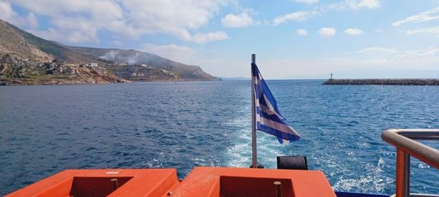 A bandeira grega tremulando na popa