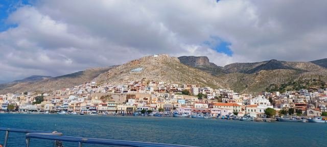 Kalymnos aparece no horizonte