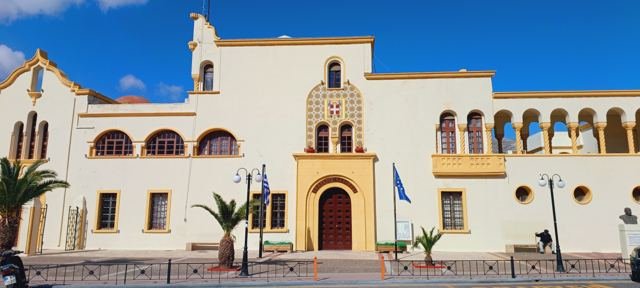 Um prédio histórico no porto de Pothia