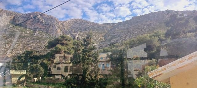 Montanhas, pinheiros e casas brancas