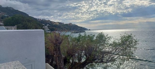 Mar calmo no fim da tarde