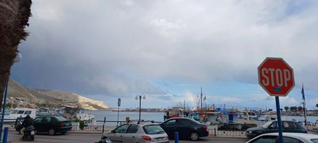 O porto de Pothia num dia nublado