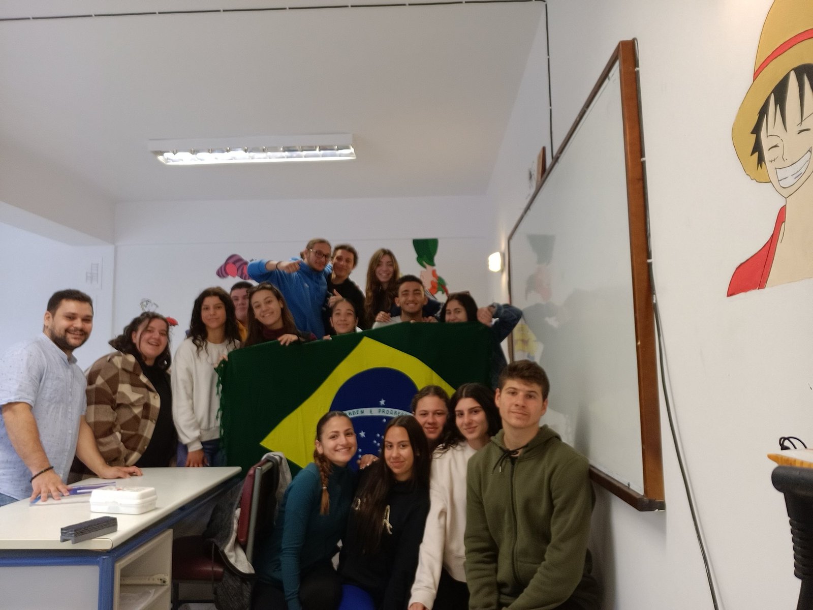Foto de turma com a bandeira