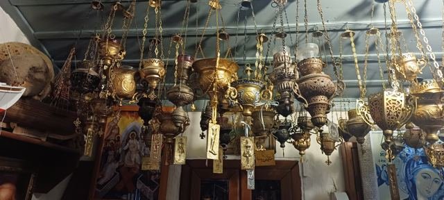 Lustres e lamparinas dentro da igreja