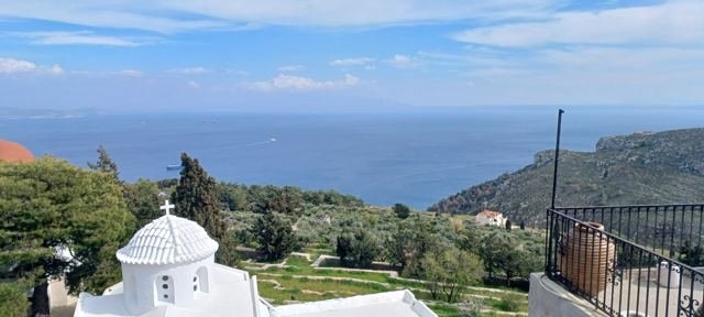 Uma capela branca com o mar ao fundo