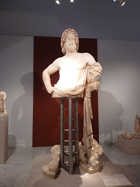 Uma estátua de mármore no museu