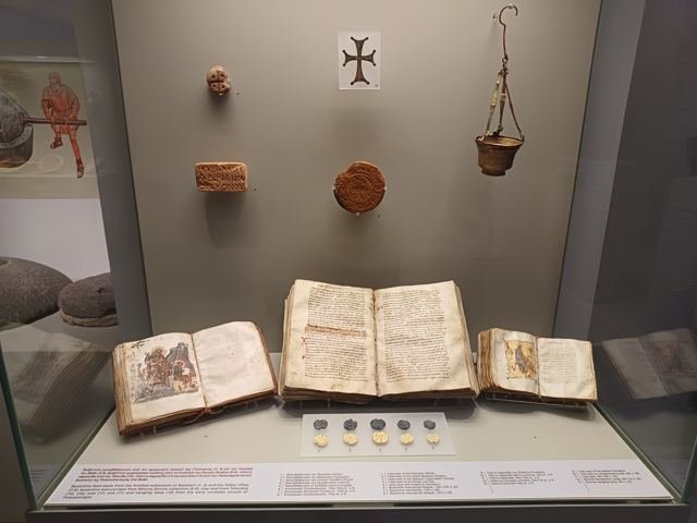 Um livro antigo e objetos religiosos