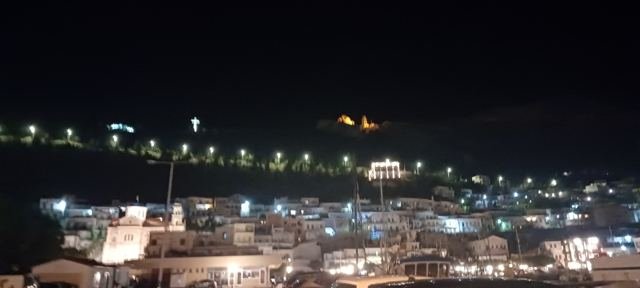 O porto iluminado à noite