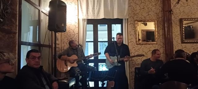 Música ao vivo numa taverna
