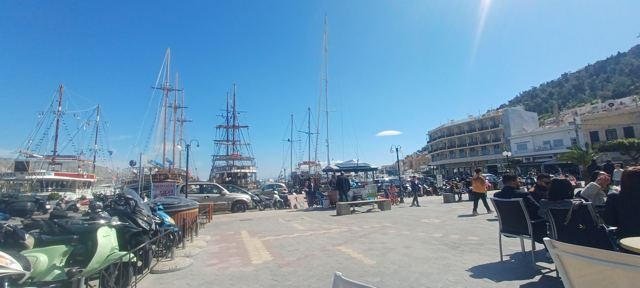 Veleiros no porto de Pothia