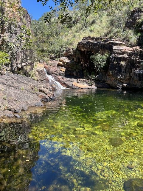 A água é tão clara que dá para ver cada pedra do fundo