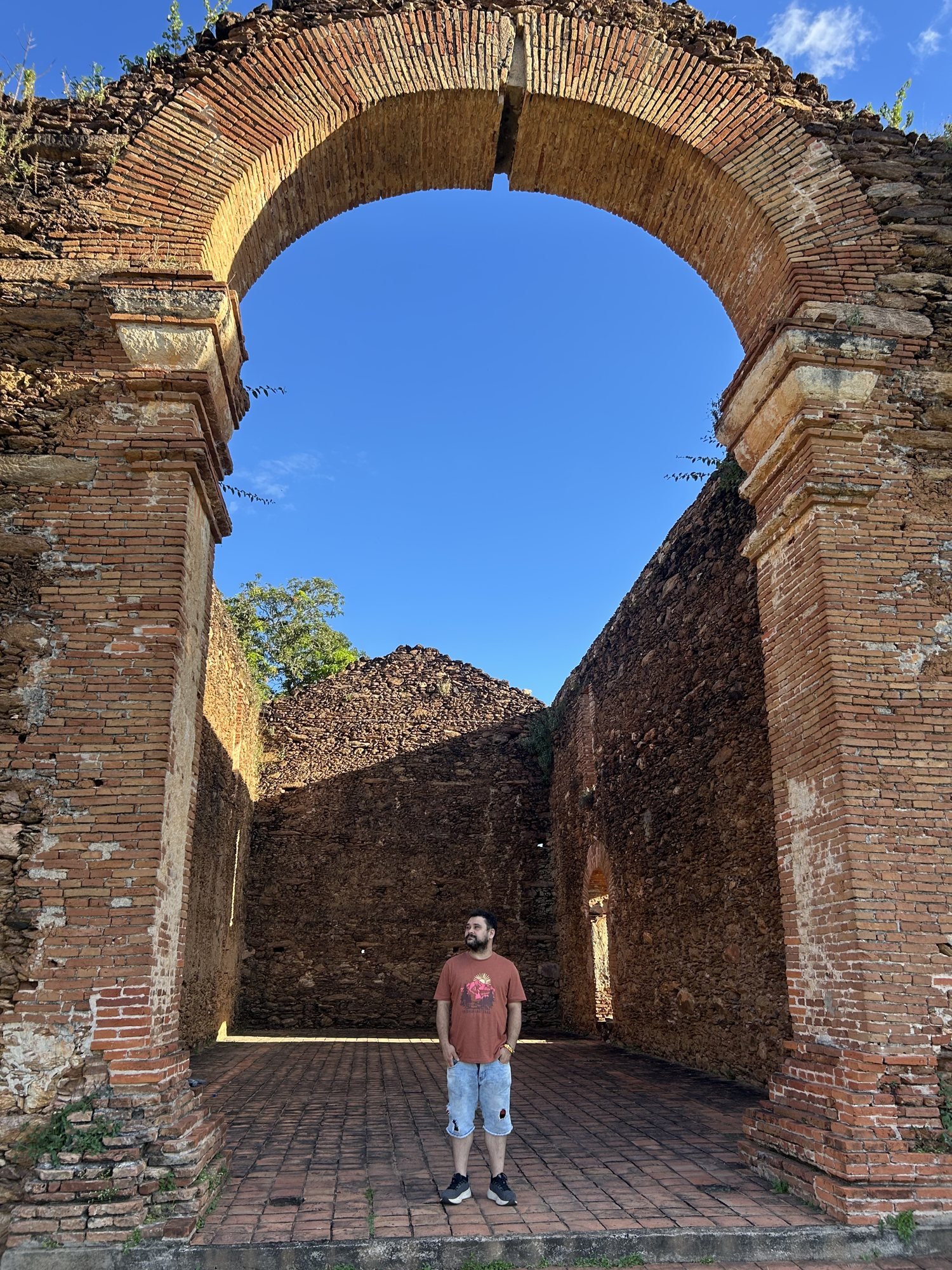 Dentro das ruínas do Rosário dos Pretos