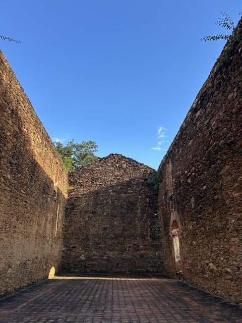 As paredes de pedra do século XVIII ficaram sem telhado