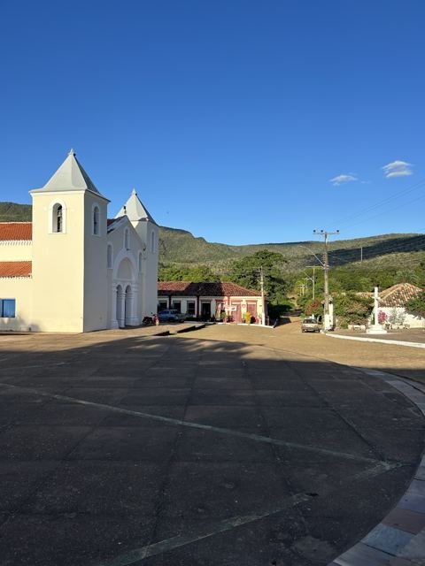 A igreja matriz branquinha sob o céu do cerrado
