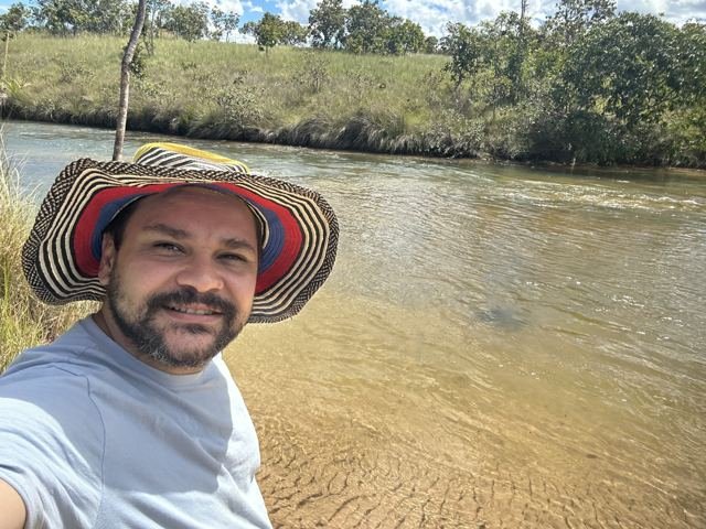Sol, rio e chapéu: a combinação perfeita