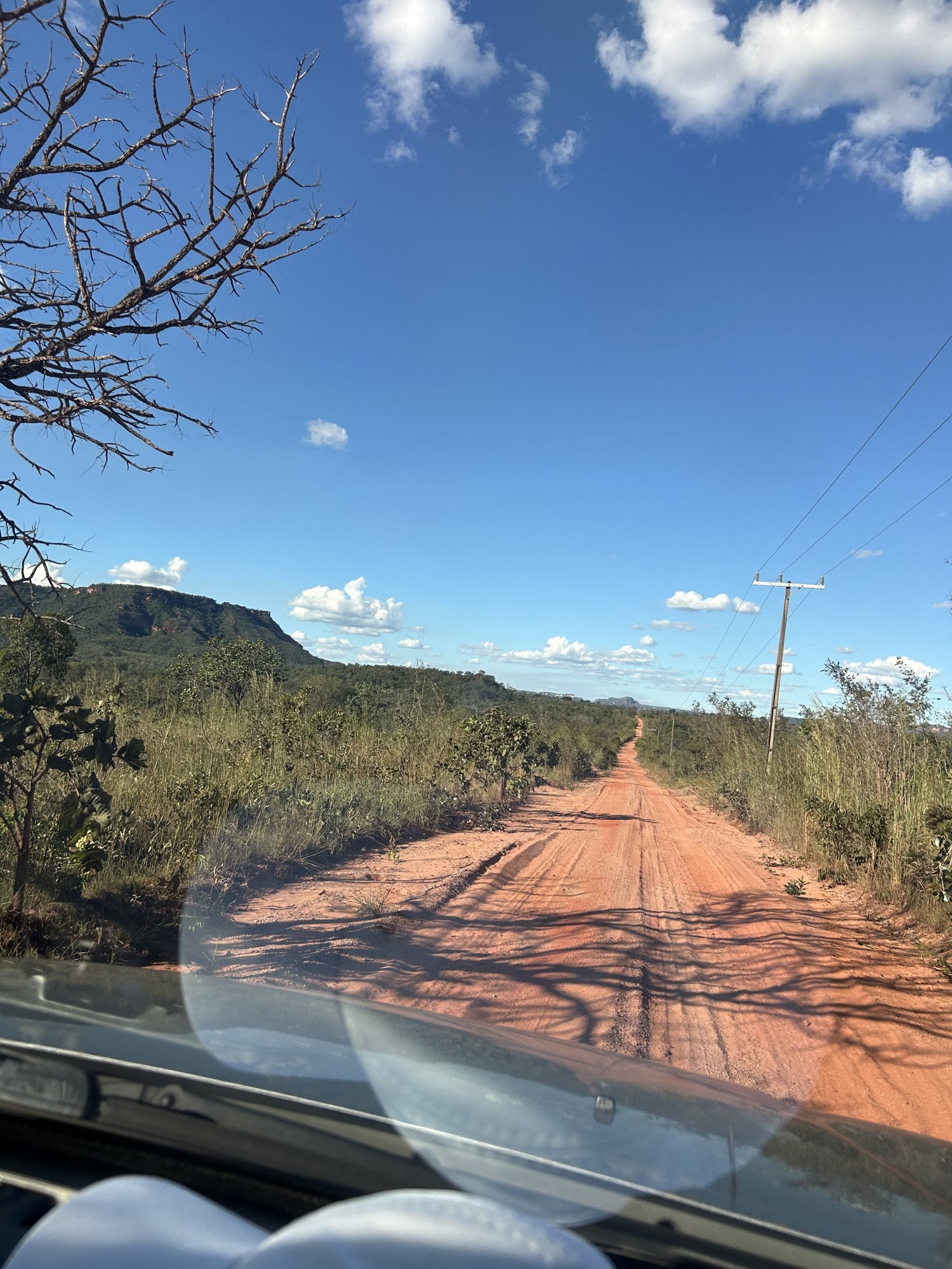 Estrada de terra rumo às serras