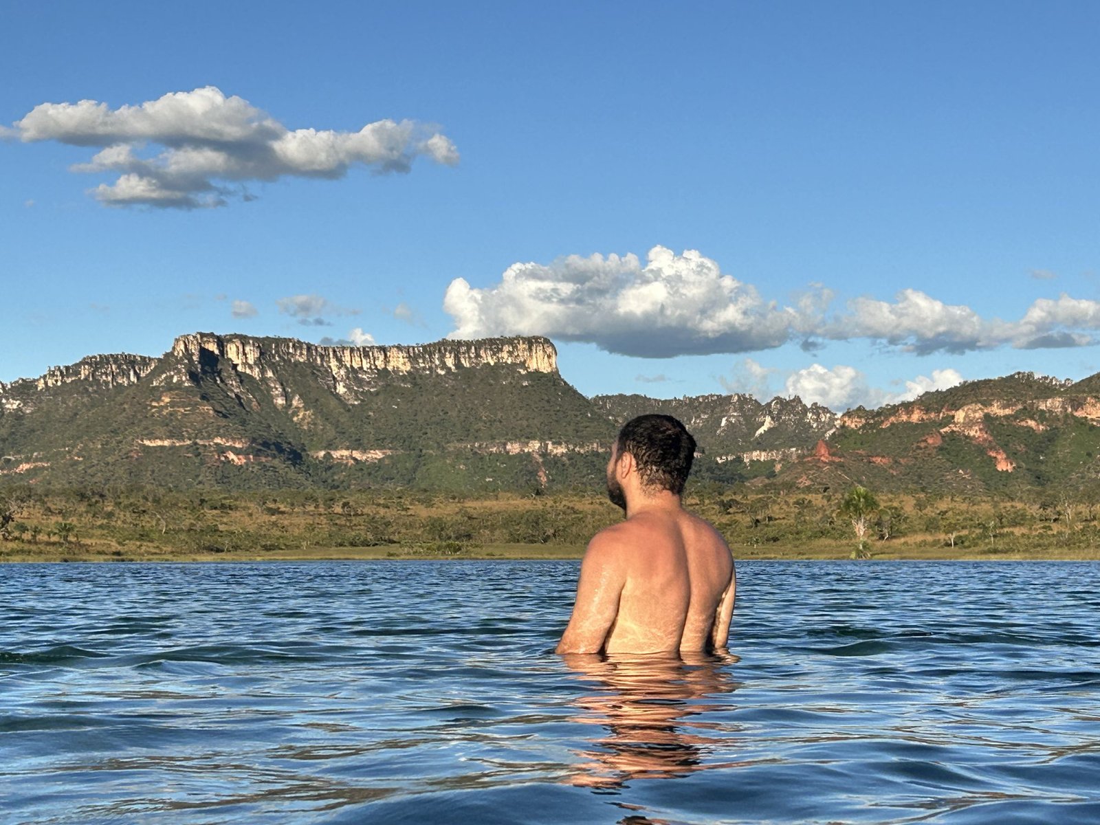 A lagoa com as serras ao fundo