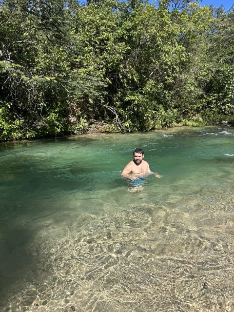 Mergulho na água cristalina