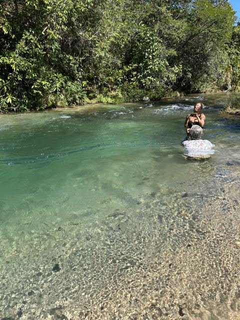 Flutuando no azul-turquesa