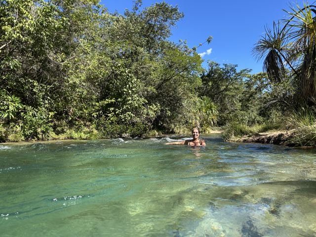 O rio largo e calmo, cercado de mata