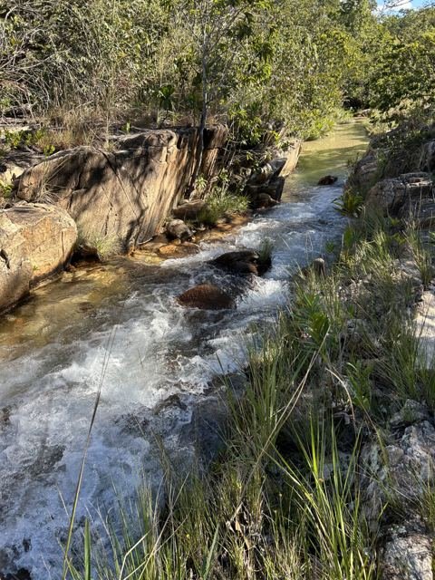 A água desce espumando entre as pedras
