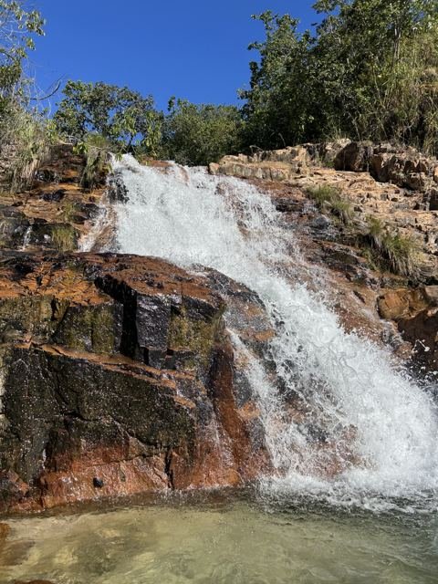Uma cachoeira de pedras avermelhadas