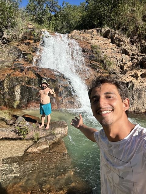 Selfie com a cachoeira ao fundo