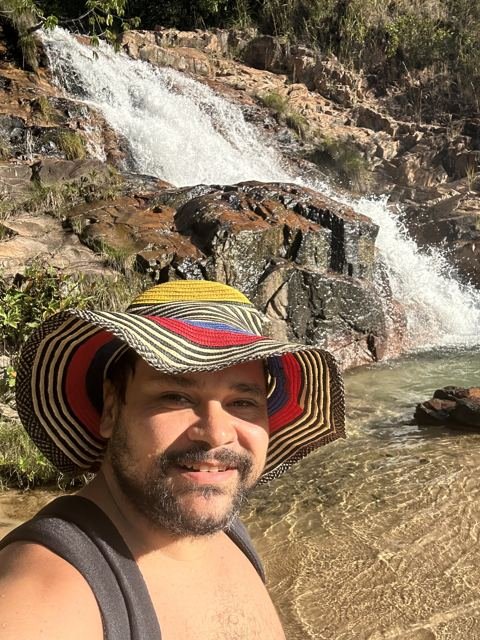 O chapéu de sempre, agora na cachoeira