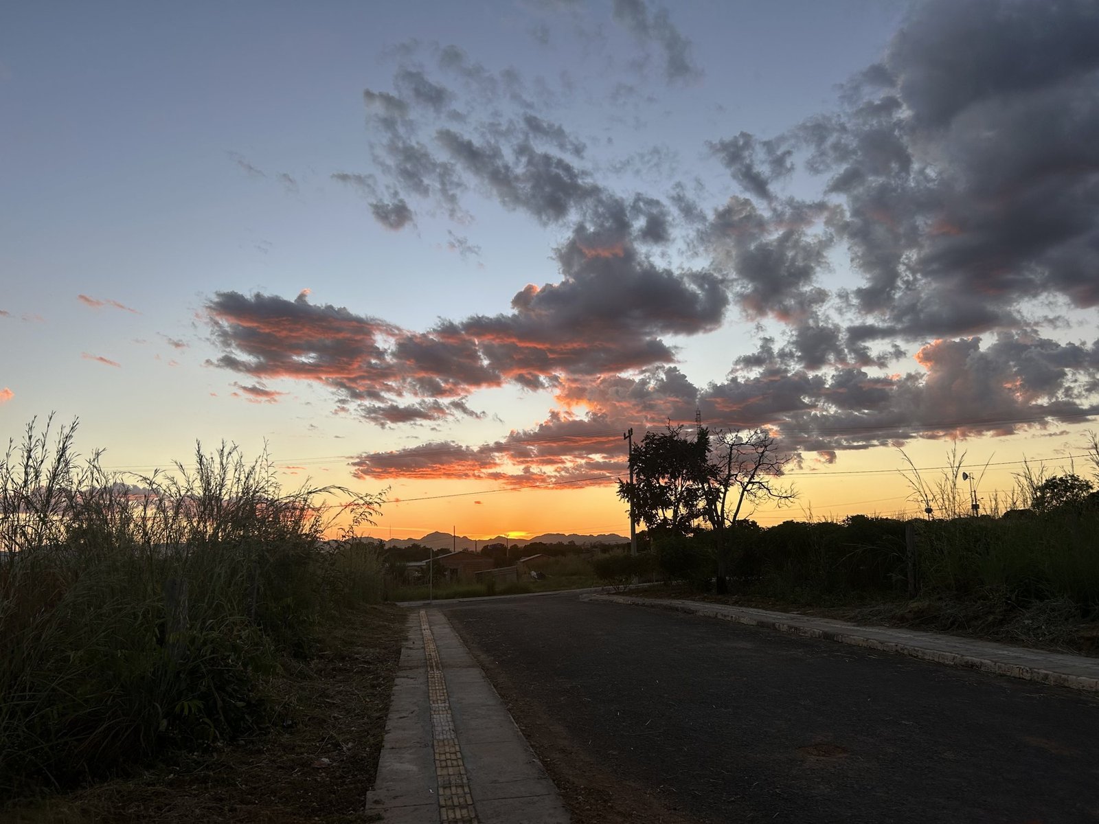 Pôr do sol na estrada