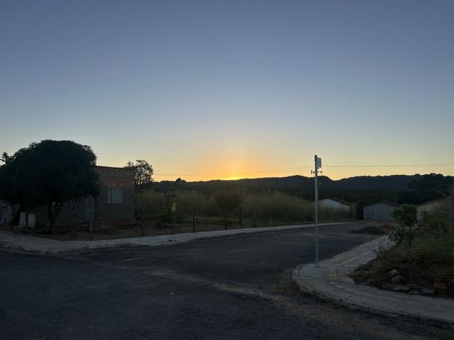O horizonte em laranja antes do sol aparecer