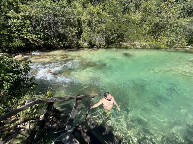 Banho de rio no azul-turquesa