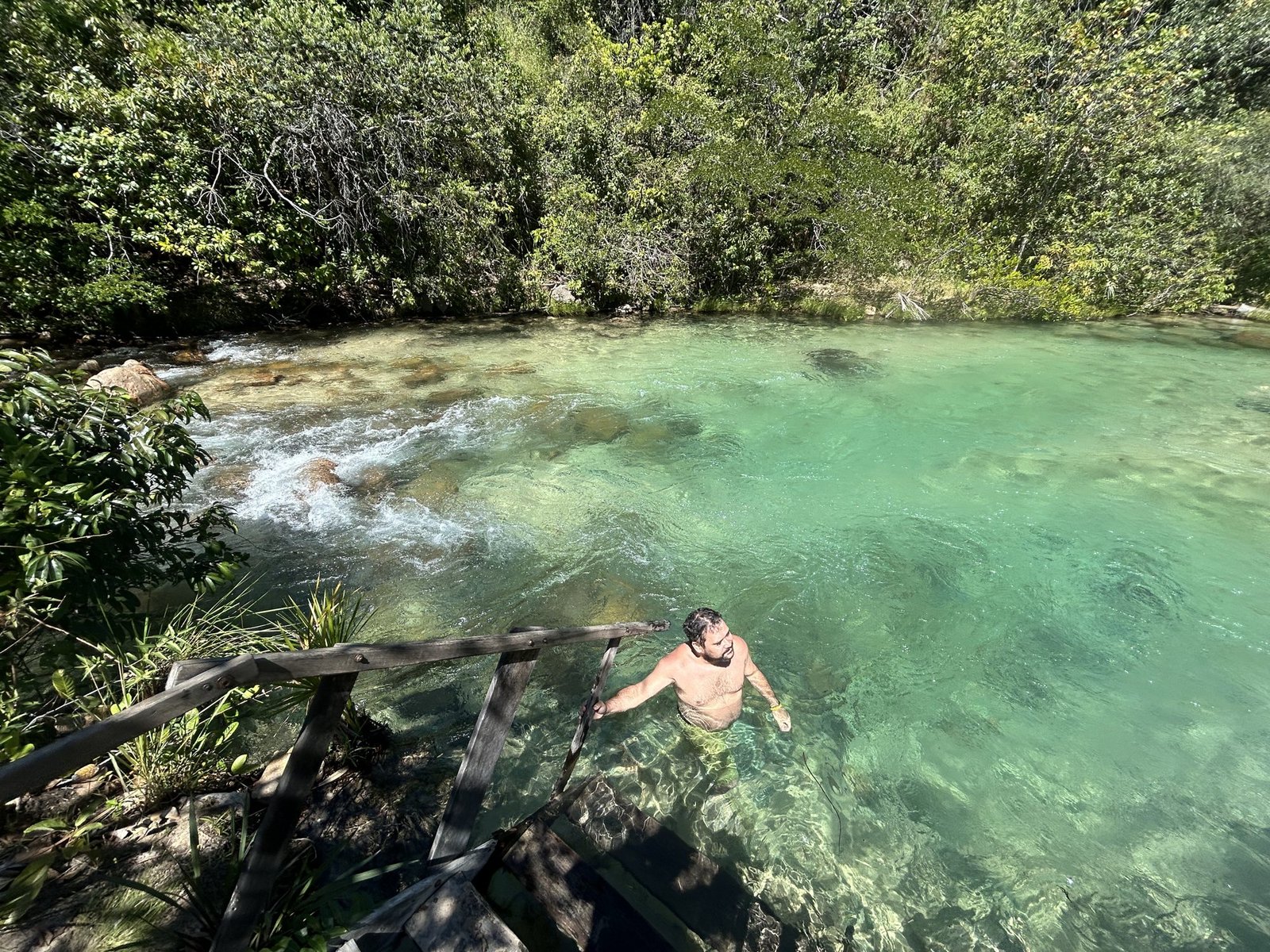 Banho de rio no azul-turquesa