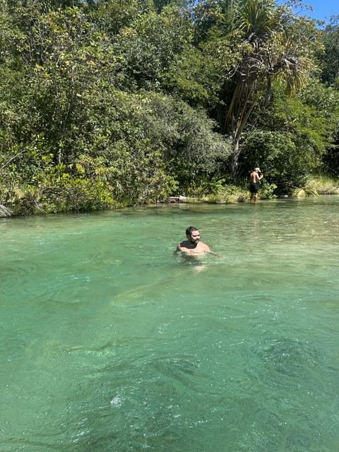 Nadando na piscina natural