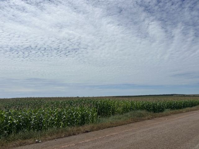 Nuvens desenhadas no céu da estrada